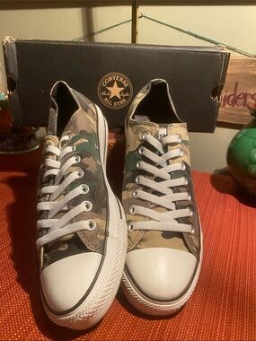 Converse Chuck Taylor All Star Low in a camouflage print - Size 11 Women’s